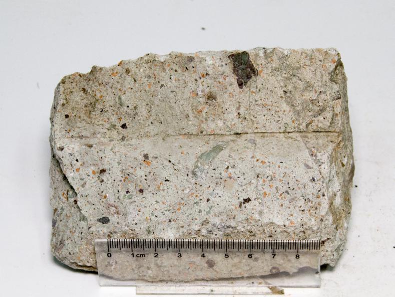 流纹质晶屑角砾凝灰熔岩