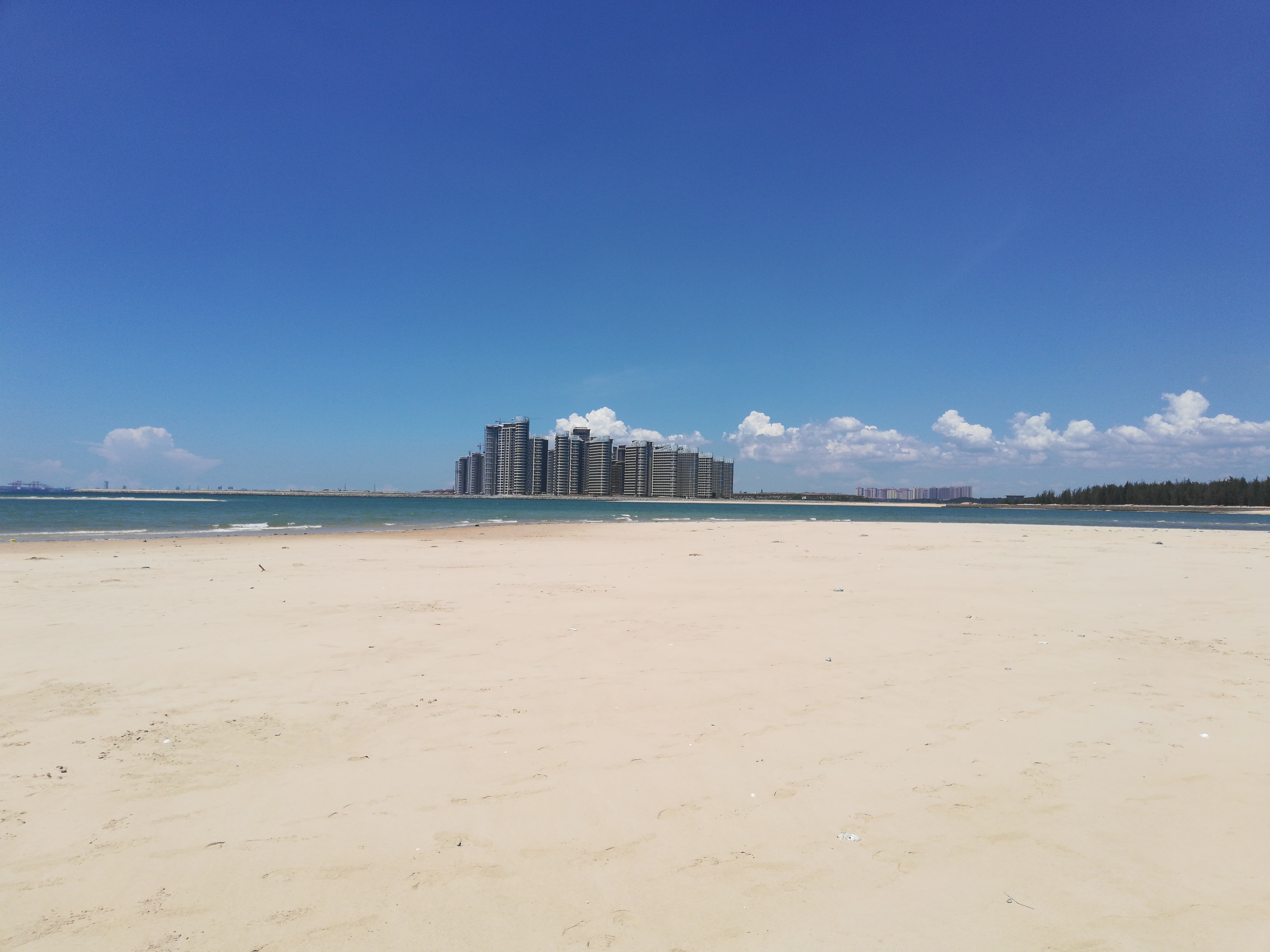 >龙港海滩位于海南省 a target="_blank" href="/item/儋州市/535726"