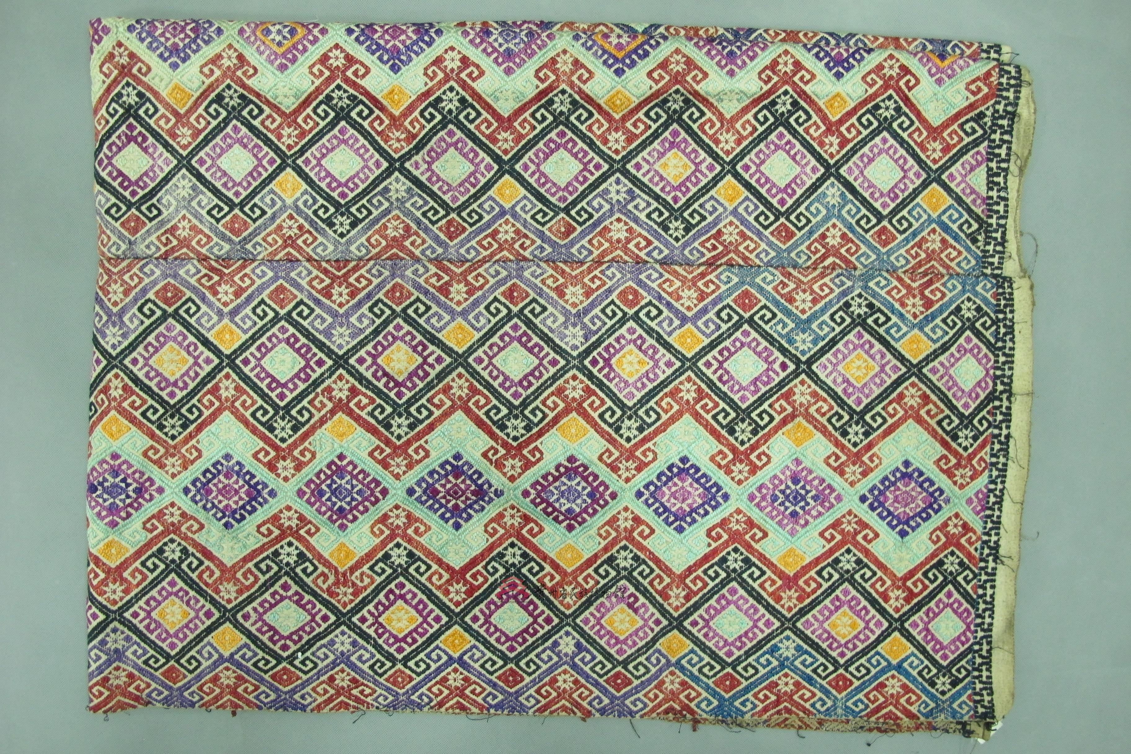 当代广西毛南族织锦几何纹被面