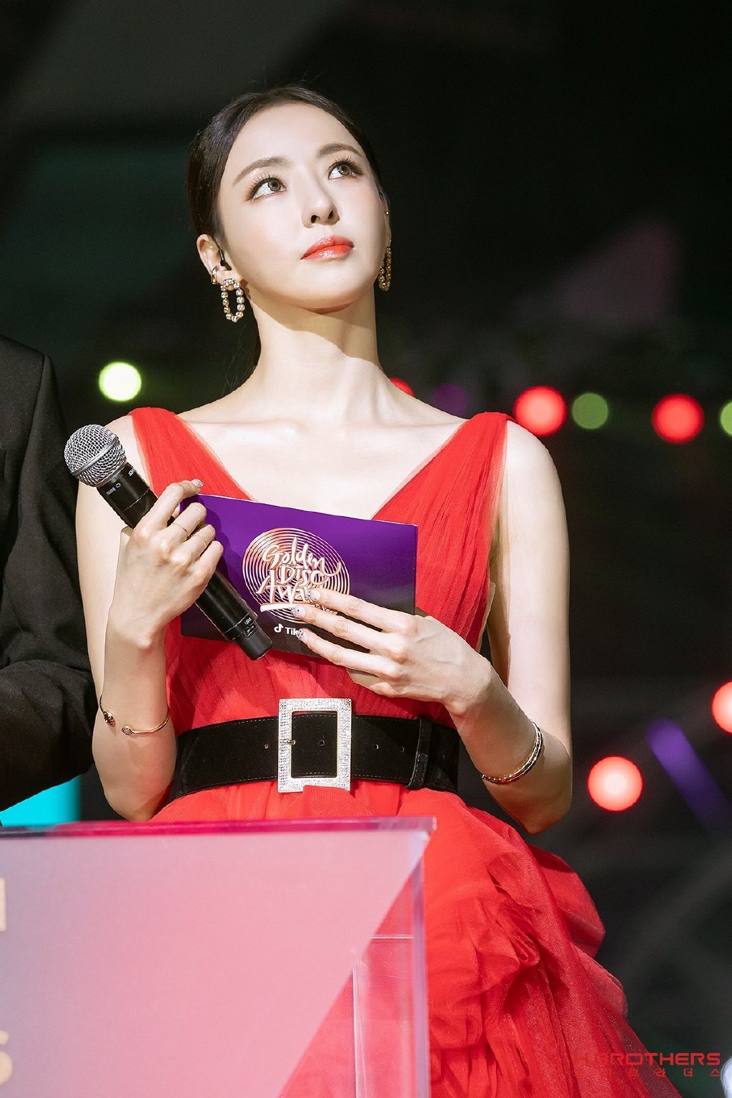  p data-id="go0lx7b42e">李多熙 i>