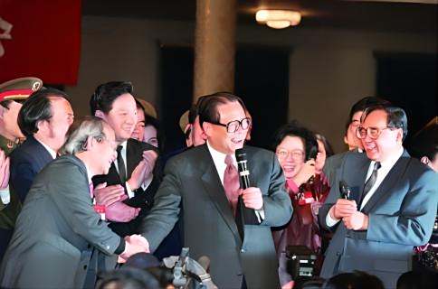 <p>1996年12月20日，江泽民同志与丁关根同志在联欢晚会上
