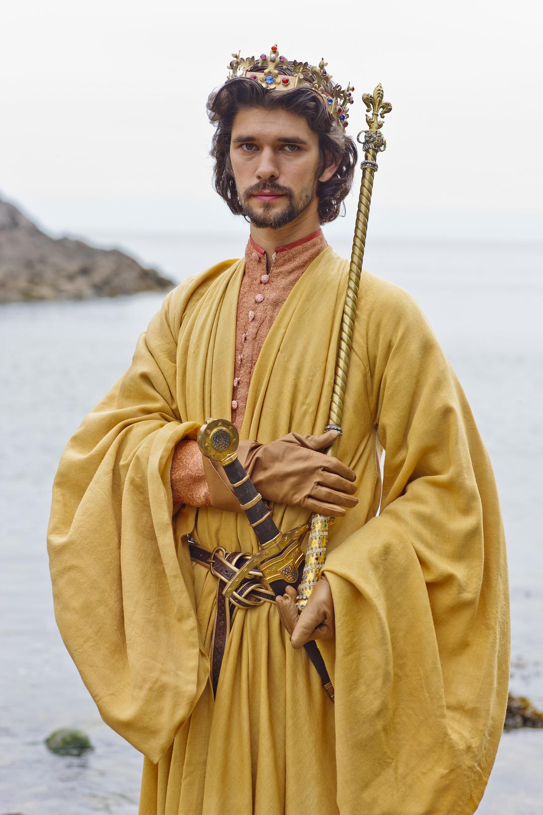 年10月14日出生于英国贝德福德郡,毕业于英国皇家戏剧学院,英国男演员