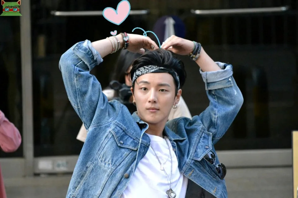  p data-id="gnx1tuw14e">尹施允 i>(         ,yun si yun) /i>,1986