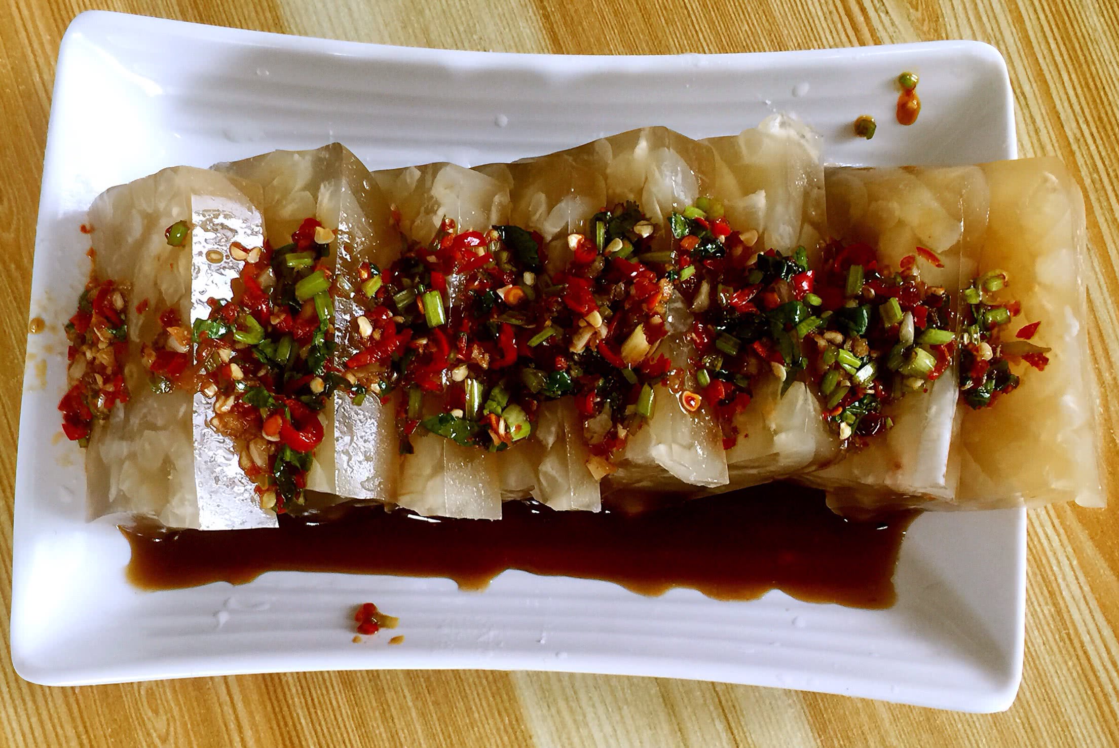  p>水晶肉皮冻是一种家常菜,主要食材有肉皮. /p>