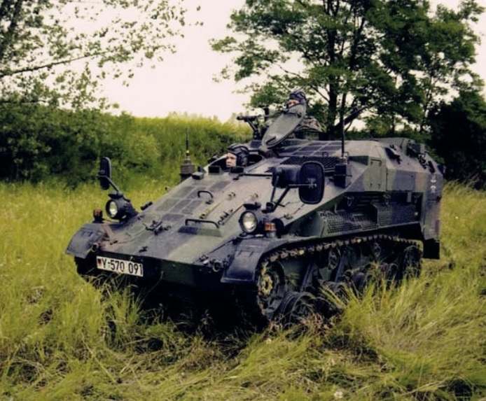 "鼬鼠"2空降装甲车