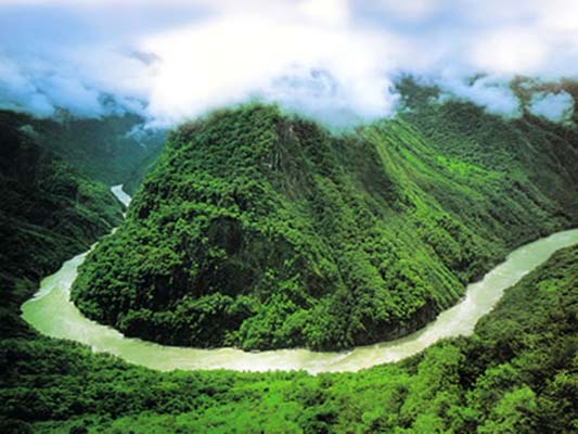 北起米林县的大渡卡村(海拔2880m),南到墨脱县巴昔卡村(海拔115m).