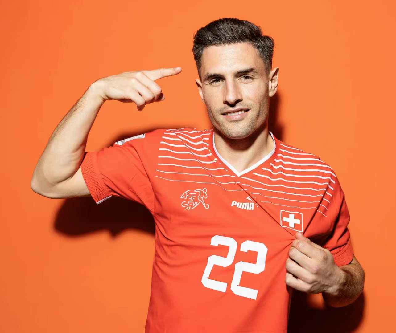 sch  r),1991年12月20日出生于瑞士维尔,瑞士足球运动员,场上司职 a