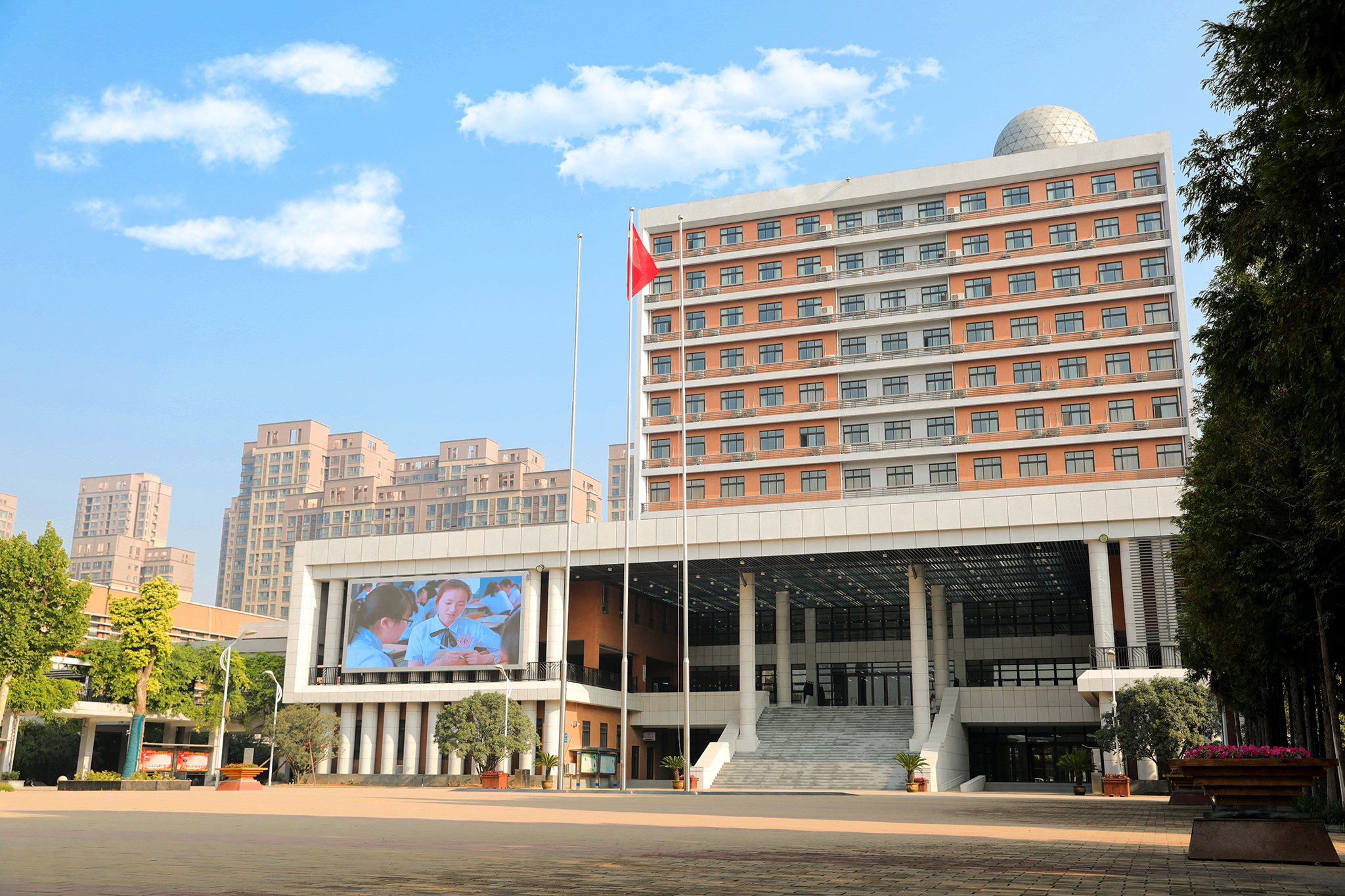 1 middle school of zhengzhou),1959年被确定为"河南省重点中学"