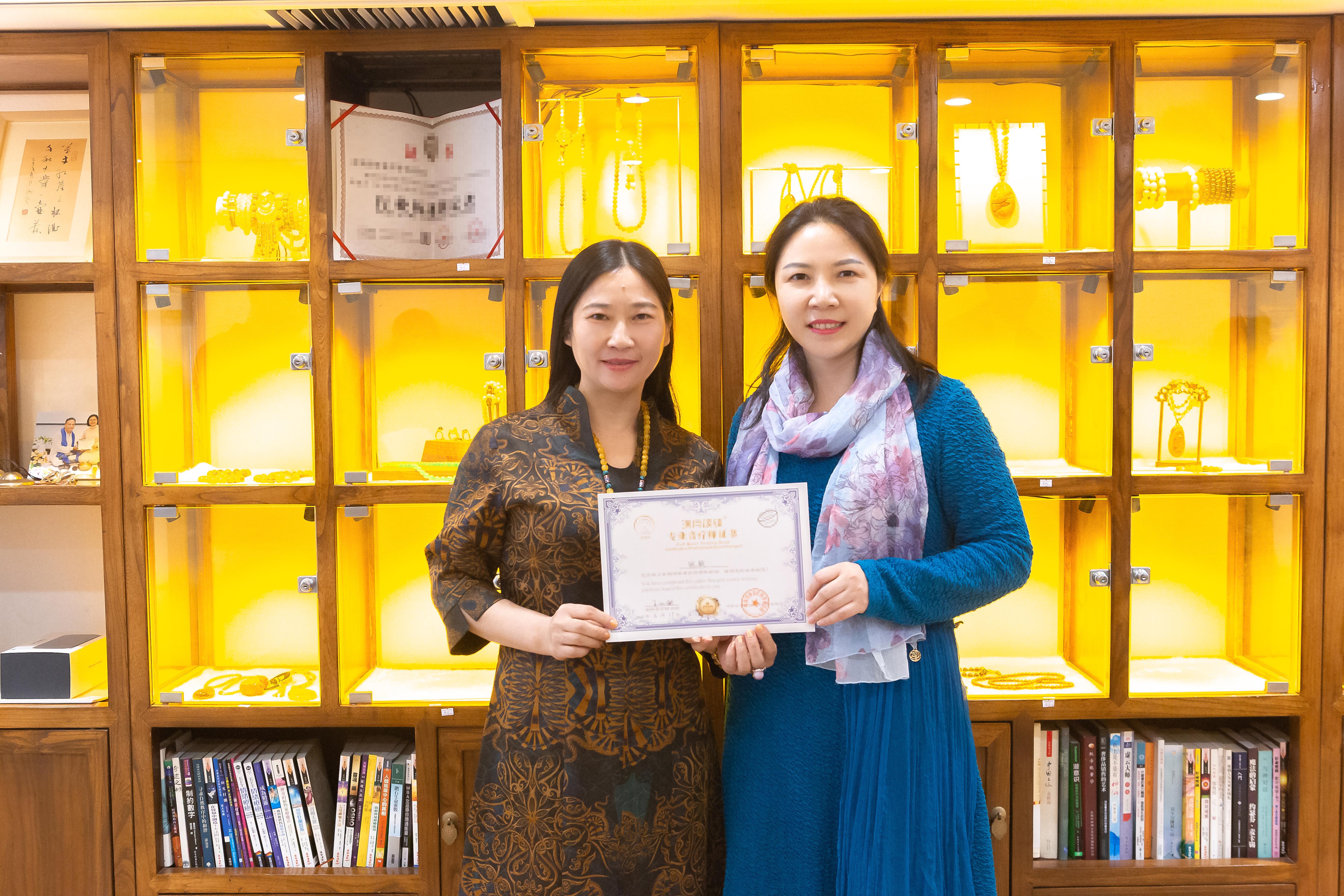 中国颂钵权威专家,中国满月颂钵中心负责人. /p>