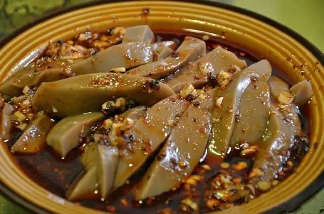洛南的一些高档饭店里,有一道商洛传统风味小吃橡子凉粉很受人们的