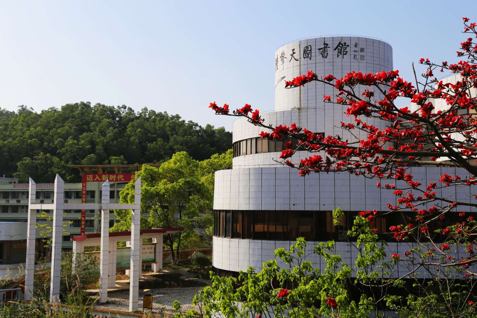 gnbt0f1blj">肇庆市高要区第一中学,原名高要县华侨中学,简称高要一中