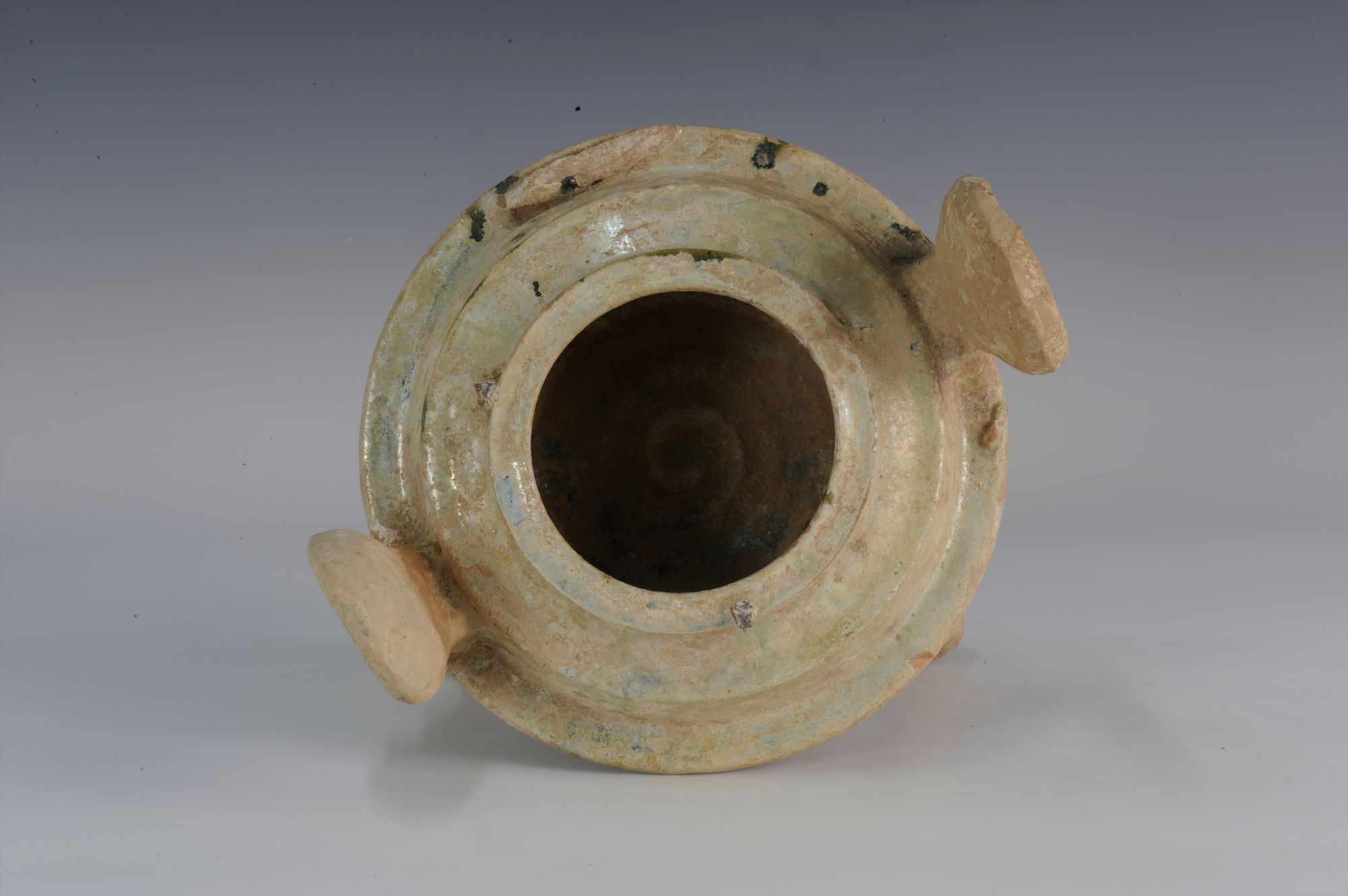 汉代绿釉三足双耳陶鼎