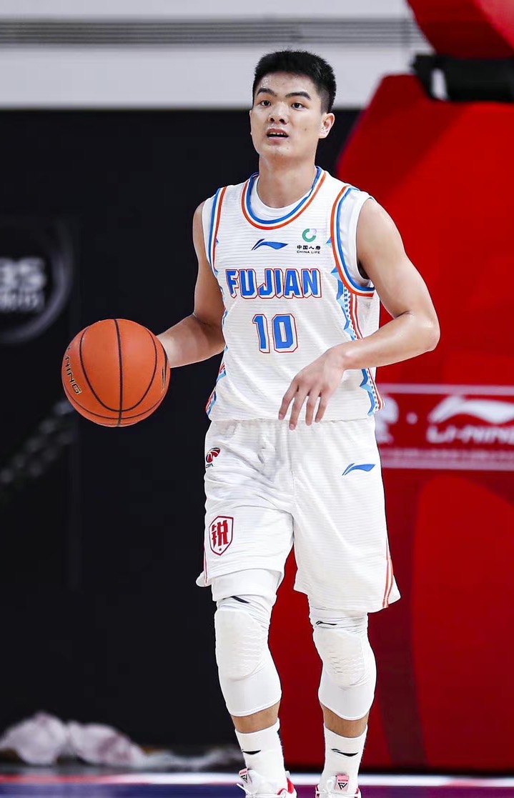 黎伊扬,1998年12月31日出生于广东省清远市