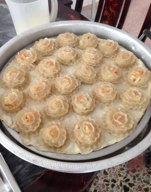 小米粿是以地瓜粉,白萝卜丝,鲜菇片,虾米等为食材制作的点心,是潮汕