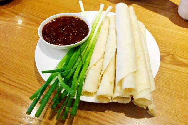  p data-id="gnwqzxj8jo">山东有一种"大葱蘸酱,越吃越胖"的说法.