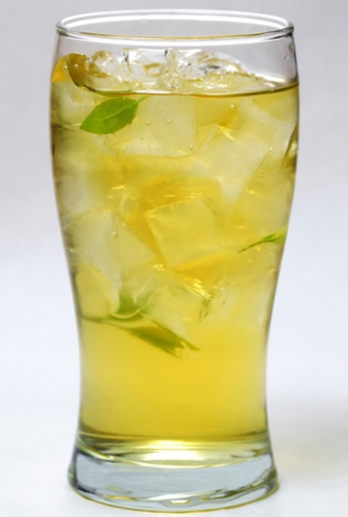  p>冰镇蜜茶是由绿茶,柠檬,蜂蜜为主料制成的饮品. /p>