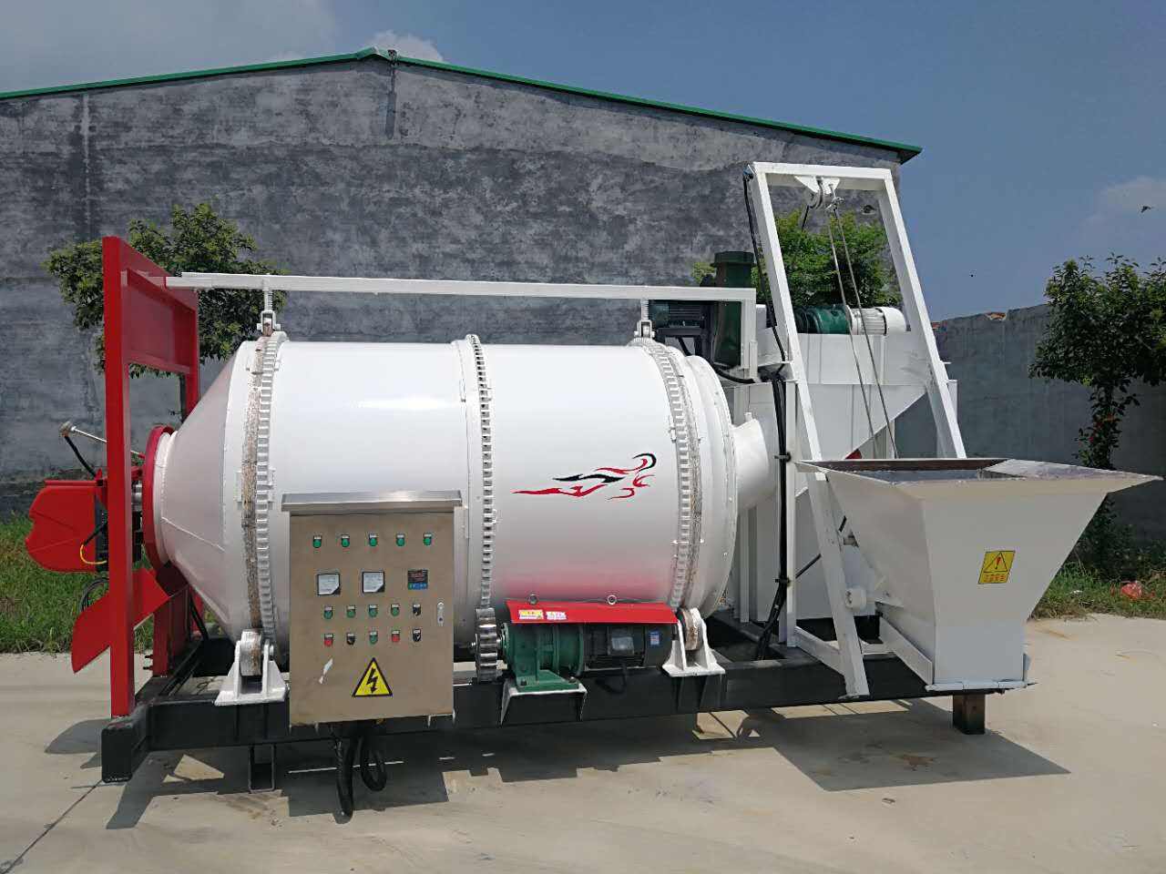 拌合机内部有叶片的轴在圆筒或槽中旋转,将多种原料进行搅拌混合,使之