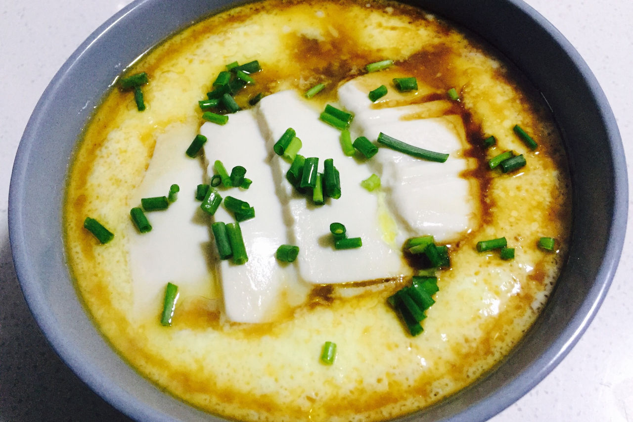 主要的食材是家庭容易取得的豆腐和鸡蛋,佐以葱,姜和麻油等,以水蒸