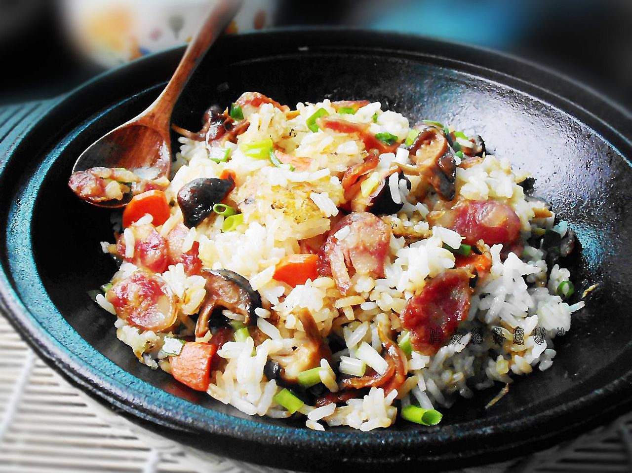  p>香菇腊肠饭是由米饭,腊肠为主要食材做成的一道美食,是一道色香味