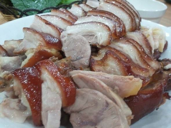  p data-id="gnbub6mu0x">酱猪肘是一道由净猪肘子,葱及辅料等食材配