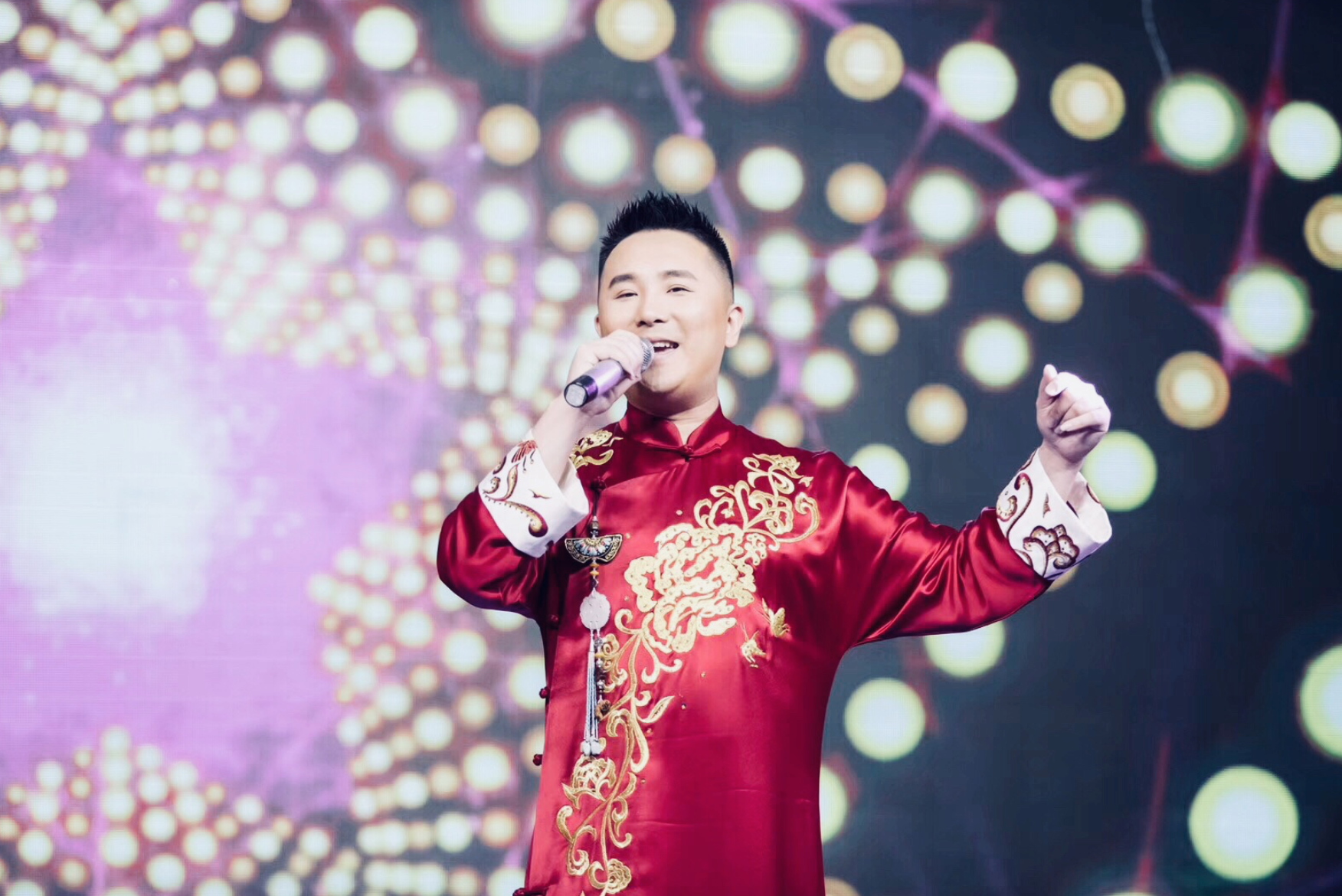 2011年星光大道冠军,多次出访欧美亚多国巡演.