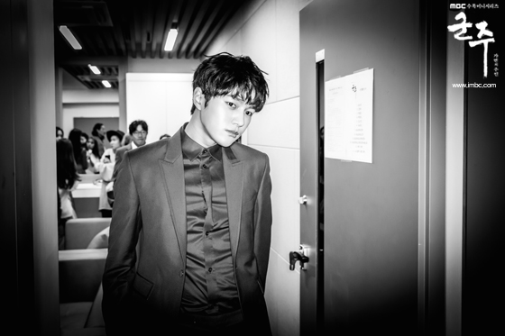 君主-假面的主人