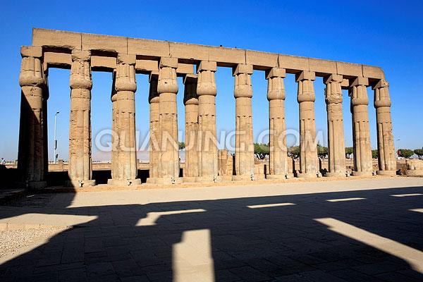  p> a target="_blank" href="/item/卢克索">卢克索 /a>神庙坐落在