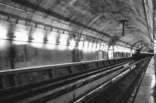 id="6919201">铁路隧道 /a>,位于英国 a href="#">多佛港 /a>与法国 a