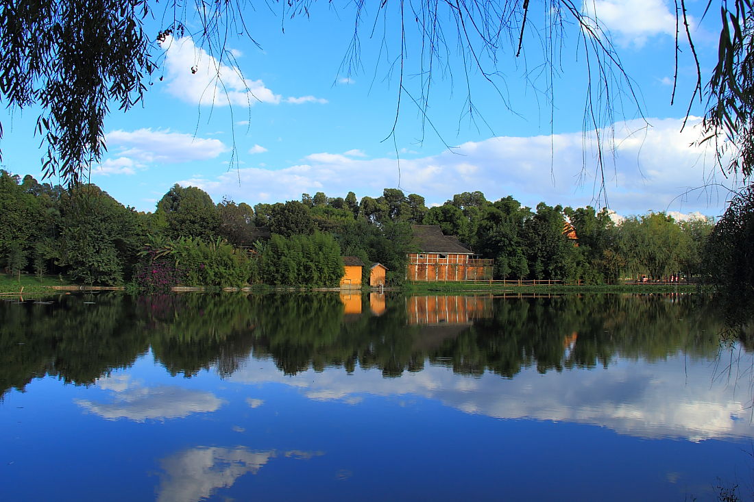 data-lemmaid="3300308">阳春市 /a>的春城,是一个著名的名胜区