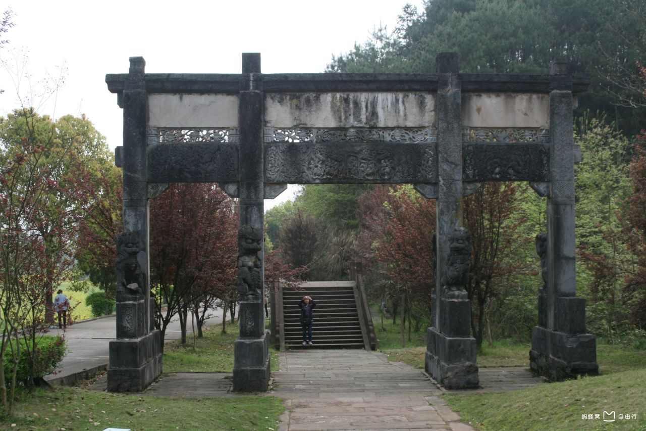 古城岩,坐落在安徽省黄山市 a target="_blank" href="/item/休宁县