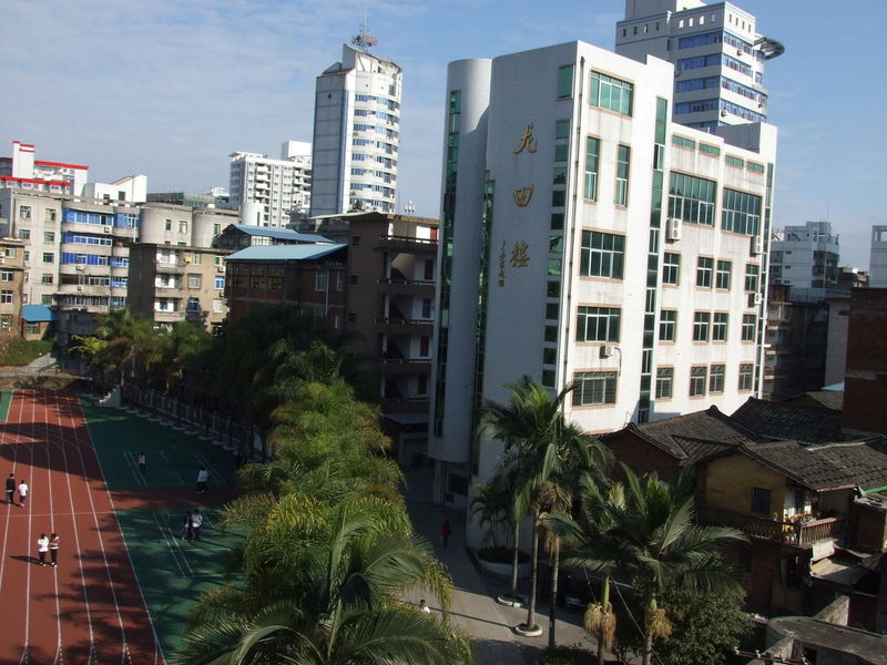  p>龙岩初级中学简称龙岩初中,学校创办于2008年8月,地处 a href="#"