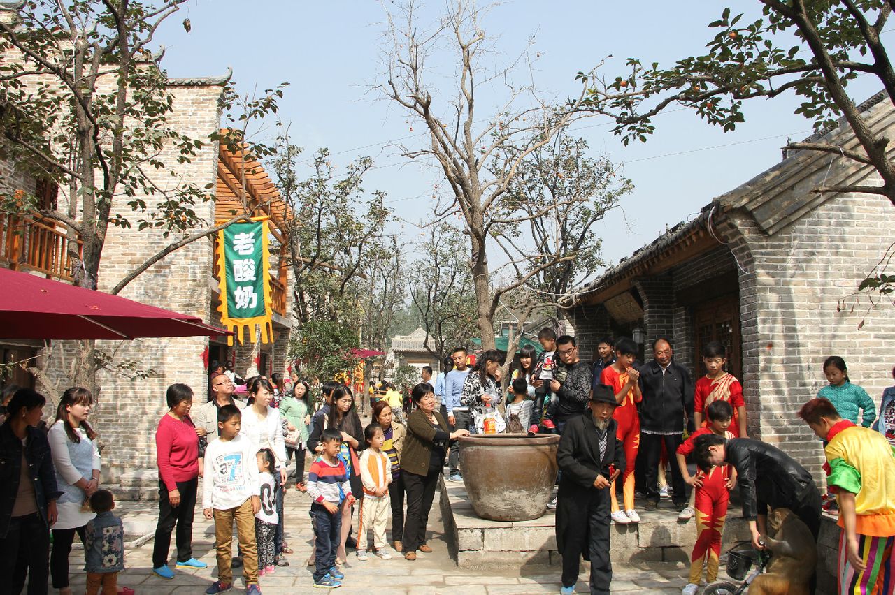 p>七贤民俗村(原锦绣云台温泉山庄),是一处以民俗小吃,河南非遗,室内
