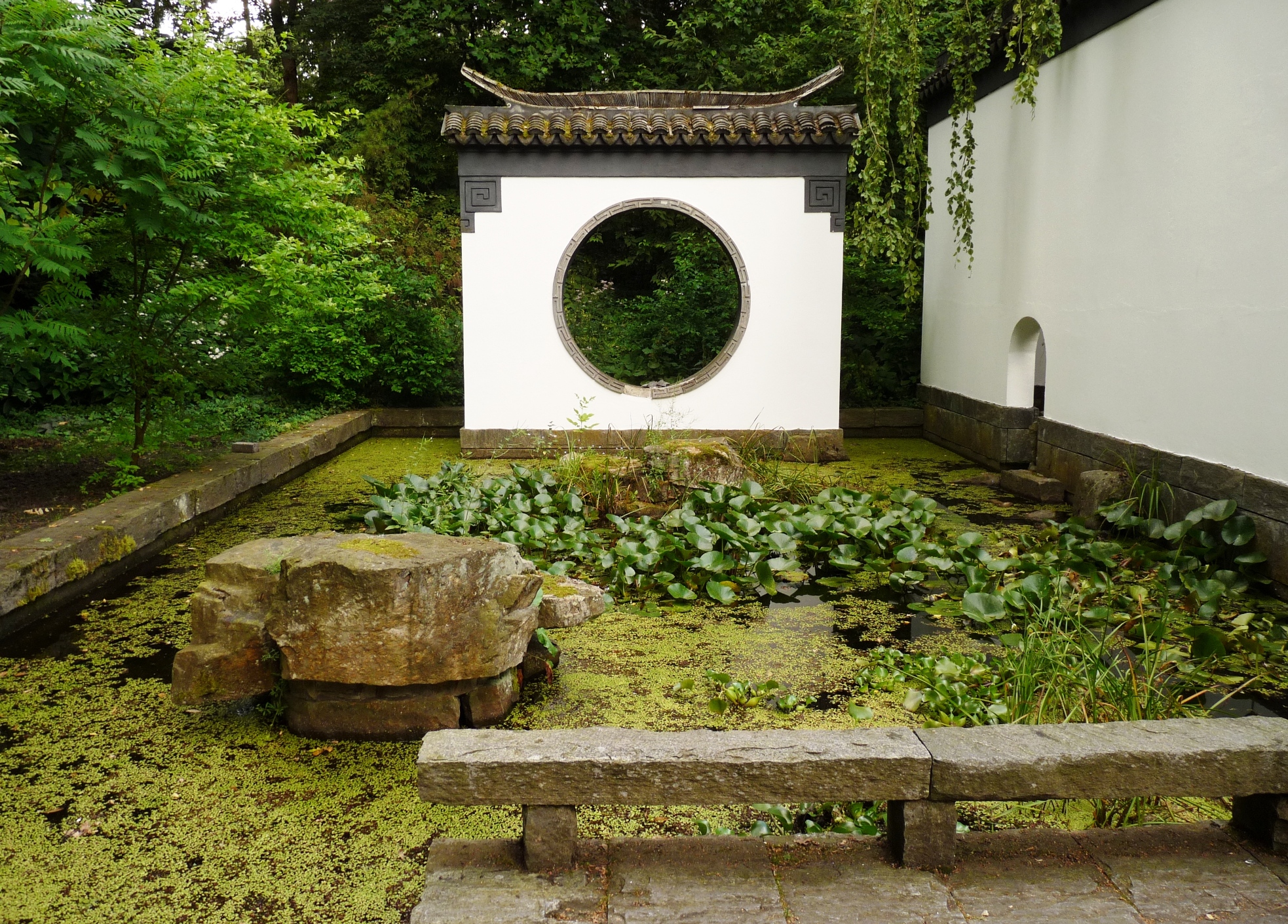  p>潜园位于浙江湖州建设路,始建于清光绪初年,为藏书家陆心源所建之