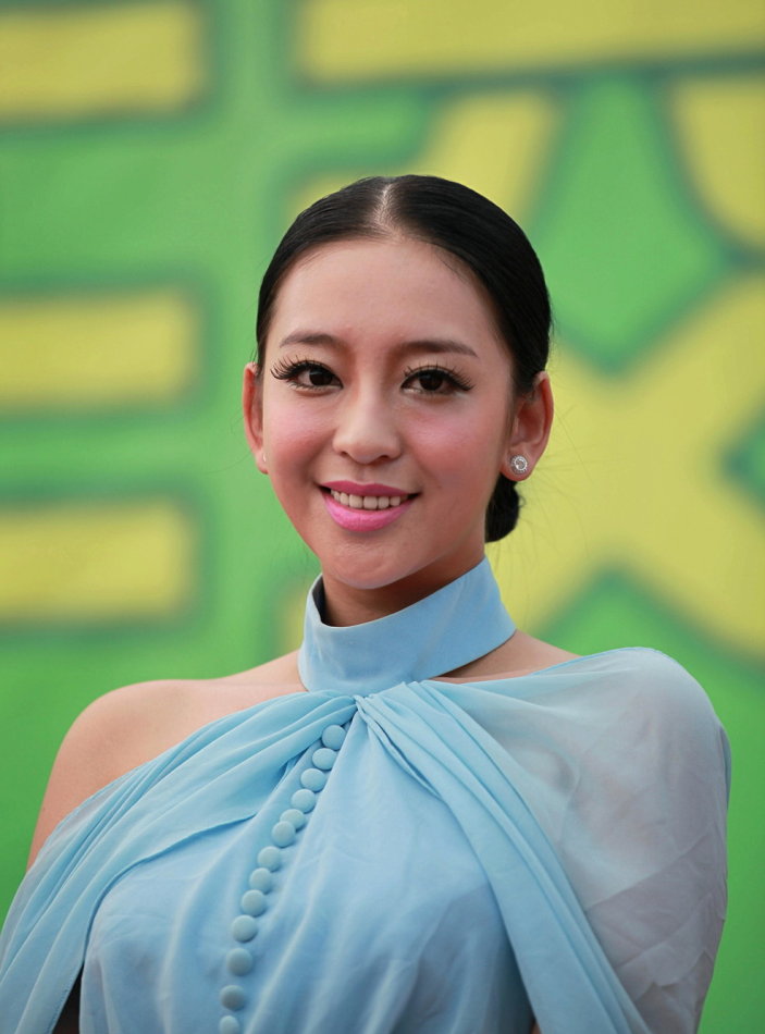  p>曹阳,1993年12月2日出生于湖北省荆州市,毕业于青岛大学,中国内地