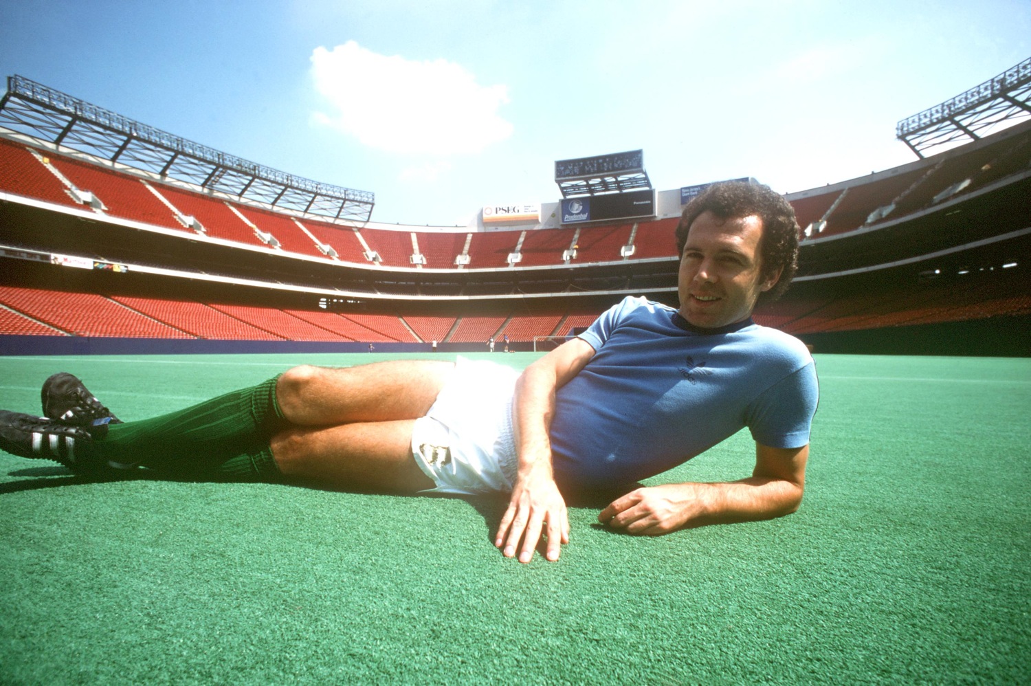  p>弗朗茨·贝肯鲍尔(franz beckenbauer),1945年9月11日出生于德国