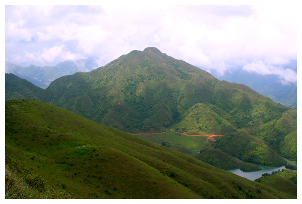  p>白马山位于广东省信宜市钱排镇白马村,海拔1475米,相传白马隐见而