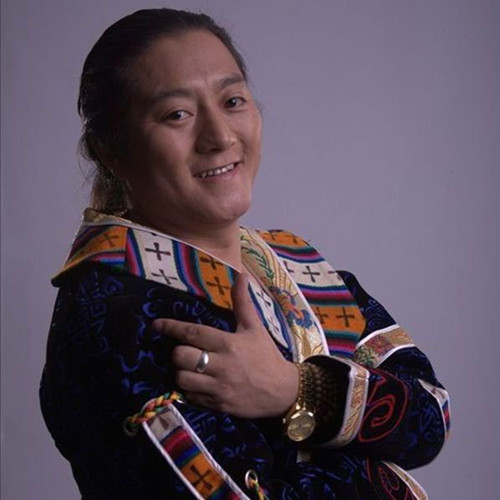  p>还有那草原上如云的牛和羊 /p> p>深深印刻在那张古老的氆氇上 /p>