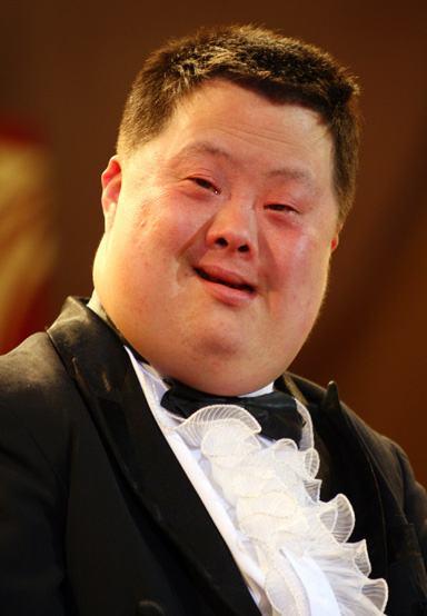 胡一舟:智力残缺却能指挥乐队,21年前登上春晚爆红_百科ta说