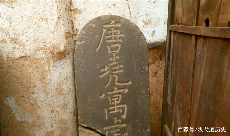 山西84岁老人住千年窑洞，守着一块石碑，碑文揭开了5000年的秘密_百科TA说