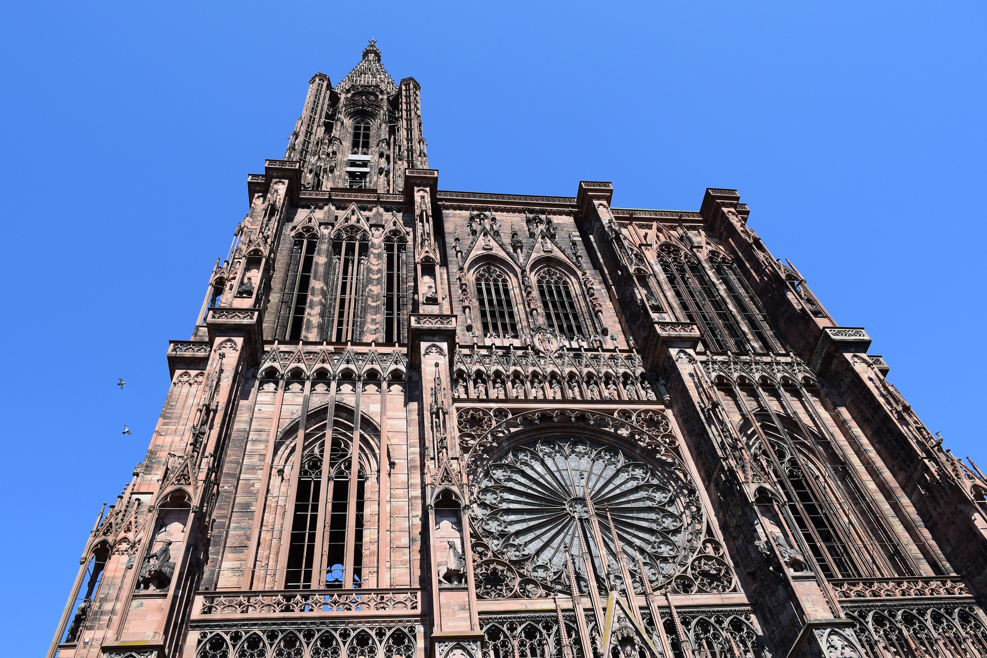 是中世纪(11至15世纪)最重要的历史建筑之一,也是欧洲著名的哥特式