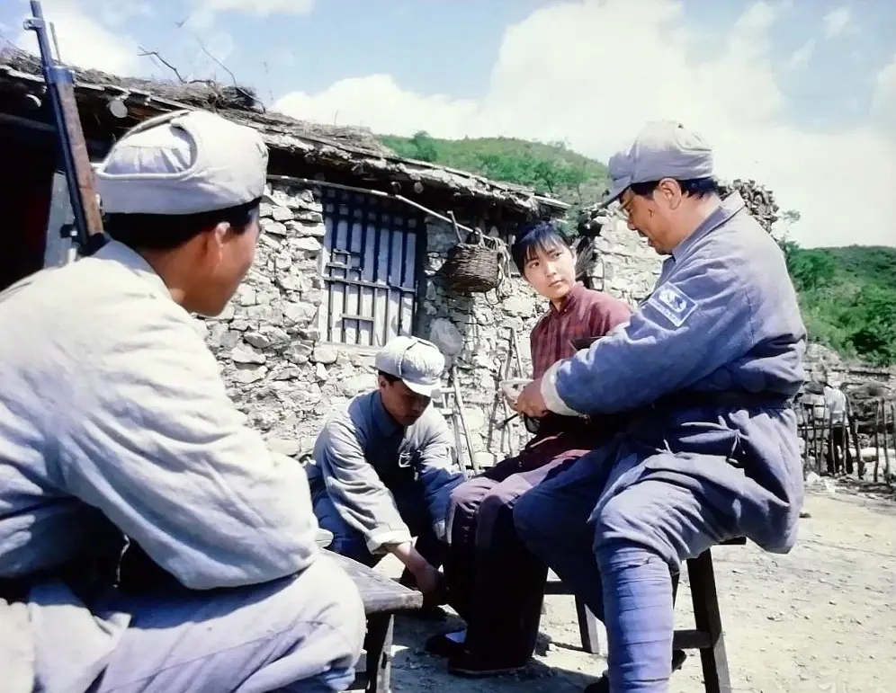 《蓝色的花》是由 a target="_blank" href="/item/北京电影制片厂