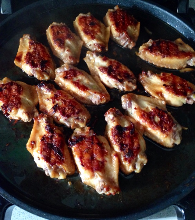  p>电饼铛烤鸡翅是由鸡翅等主要食材做成的一道菜品.