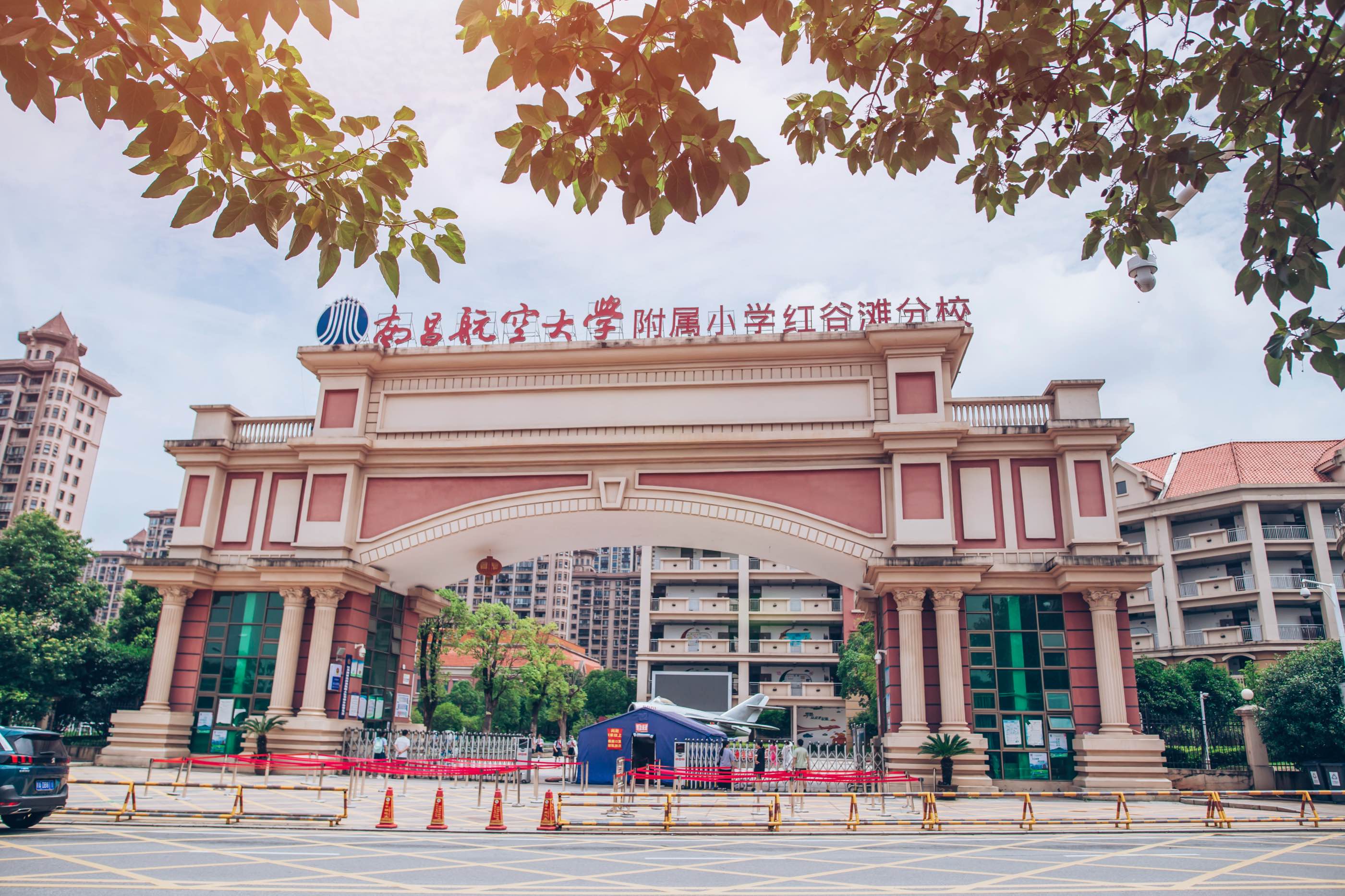 学校地处江西省南昌市红谷滩新区岭北一路,邻近南昌