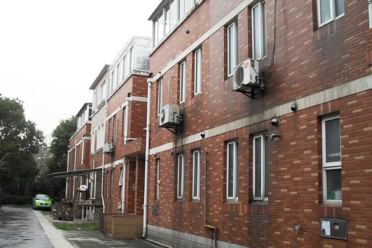  p>四明别墅(simingbieshu),即愚园路576弄,位于上海市静安静安寺,共