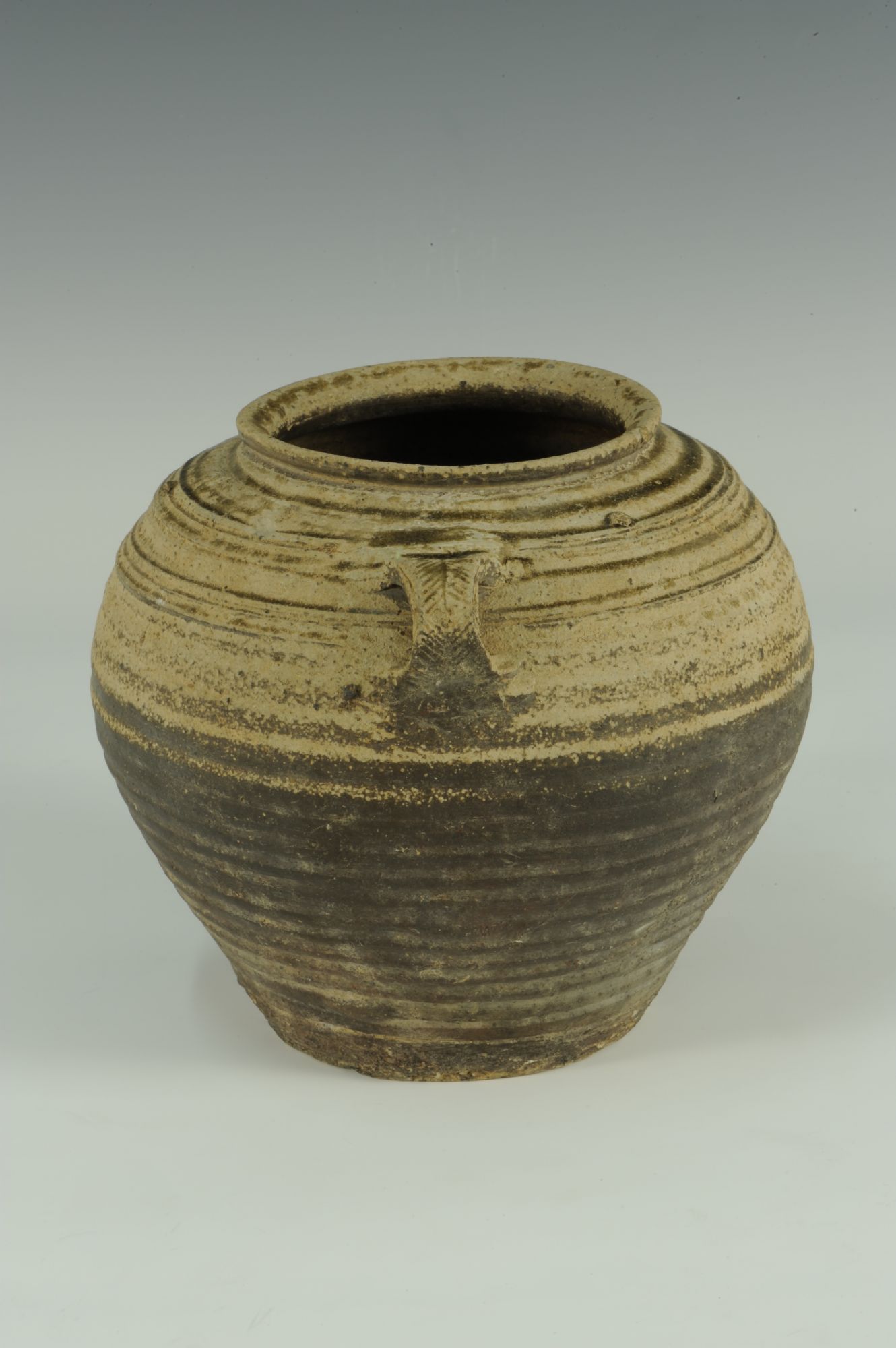 汉代青釉弦纹双耳罐