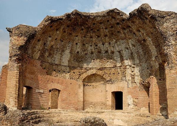  p>哈德良别墅位于 a target="_blank" href="/item/意大利/148336"