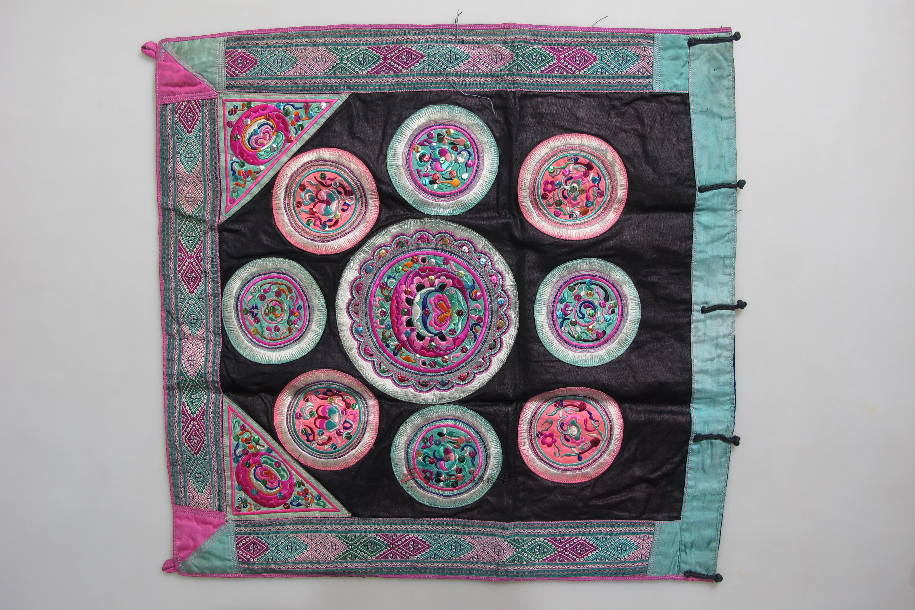 当代从江侗族破线绣太阳花纹背带盖