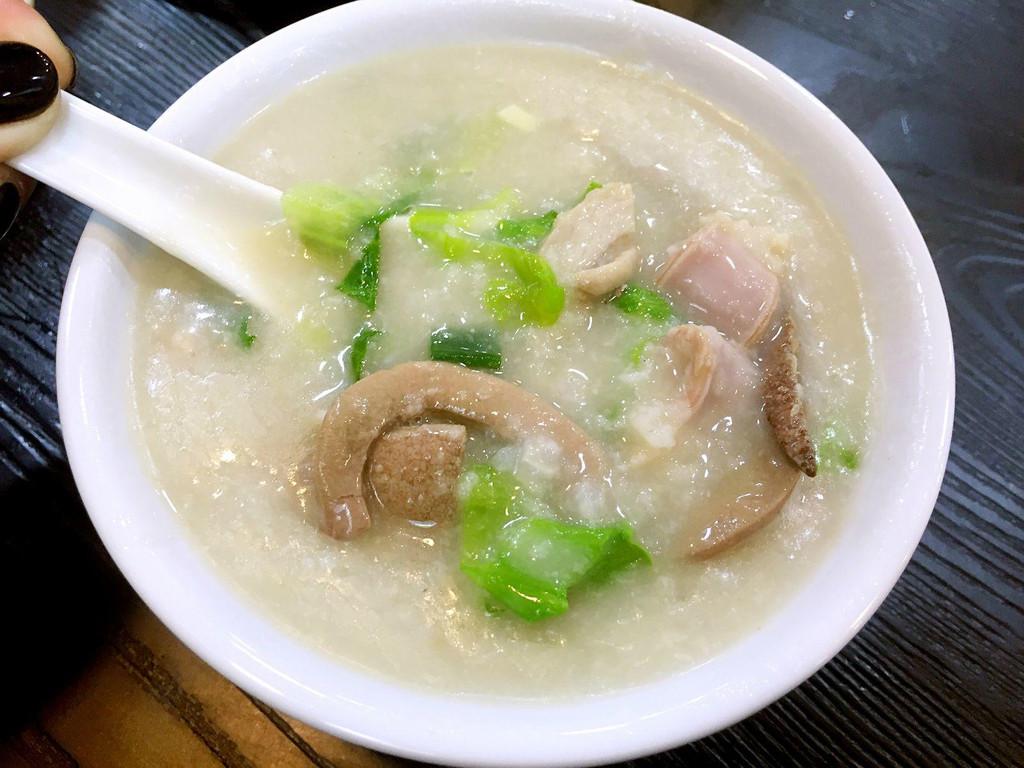  p>状元及第粥是广东省广州市的一道特色小吃,属于粤菜系,该菜品起