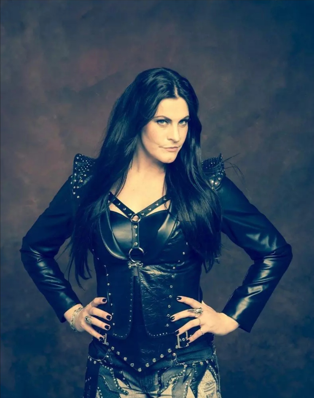 扬森(英文名:floor jansen),1981年2月21日生于霍尔勒,荷兰女高音歌手