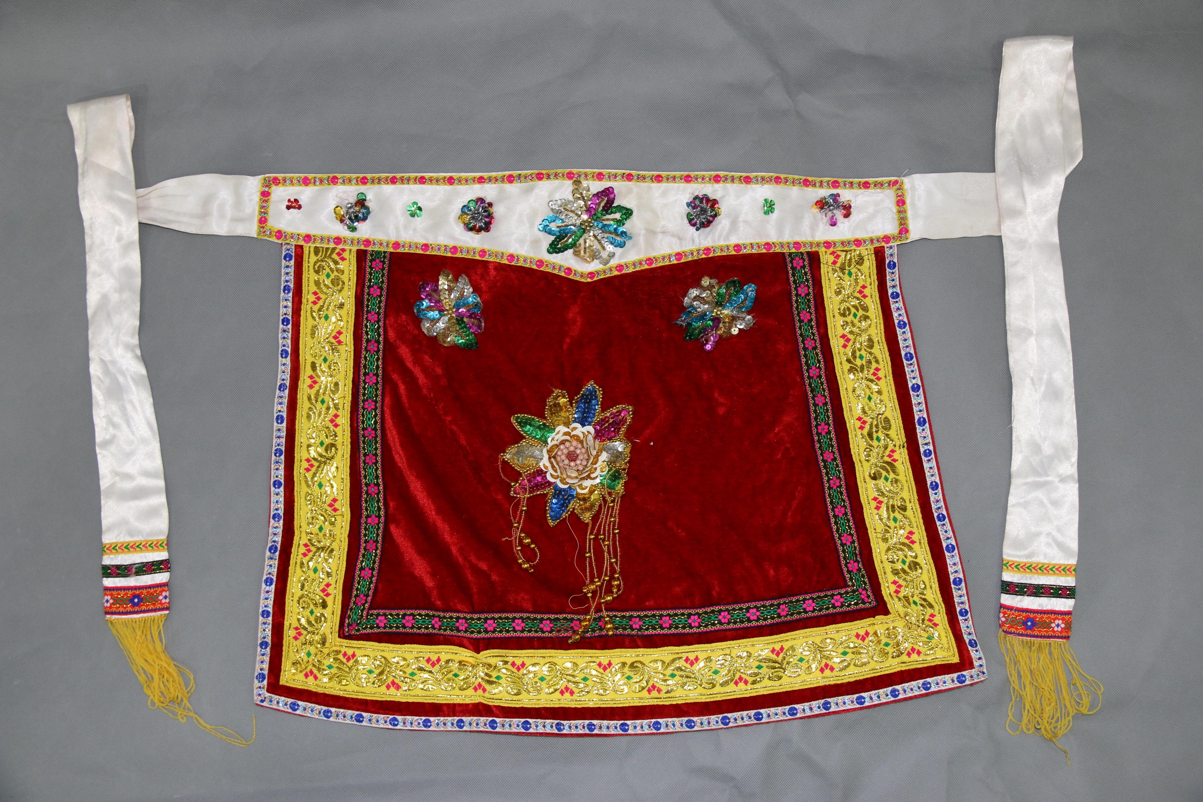 当代大方县白族红绒布缀塑料串珠花围腰